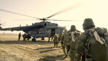 Подразделения спецназа России садятся на вертолет во время учений в Тамбовской области, западном военном округе России. 