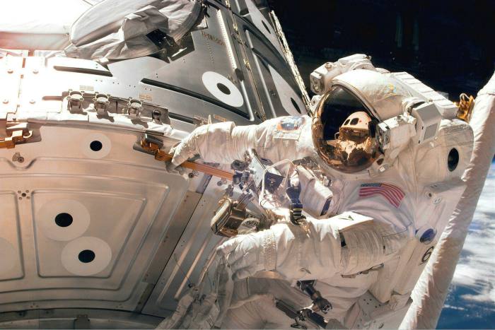 Астронавт Джеймс Х. Ньюман во время выхода в открытый космос в 1998 году © NASA / Getty