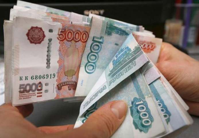 Российский рубль компенсирует потери сохраняющимся геополитическим риском - рынки