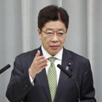 Главный секретарь кабинета министров Кацунобу Като заявил, что правительство подтвердило безопасность всех членов экипажа японского рыболовецкого судна, захваченного Россией в водах Хоккайдо.  |  Киодо