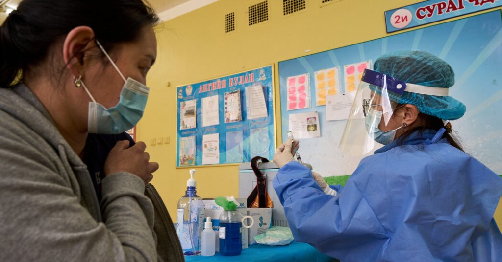 Страны изо всех сил пытаются получить вакцины.  В Монголии много.