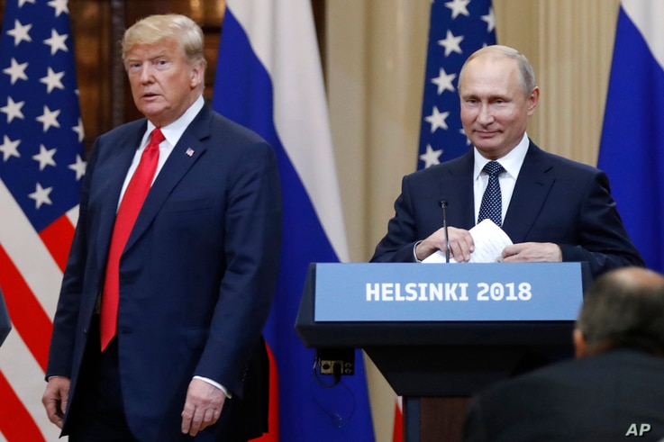 Файл - Президент США Дональд Трамп и президент России Владимир Путин прибыли на пресс-конференцию после встречи в Президентском дворце в Хельсинки, Финляндия, 16 июля 2018 года. 