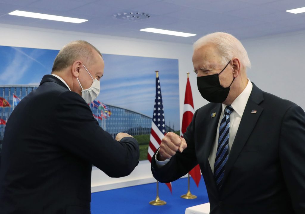 Байден и Эрдоган встретились на фоне продолжающихся санкций США в отношении Турции после сделки с Россией