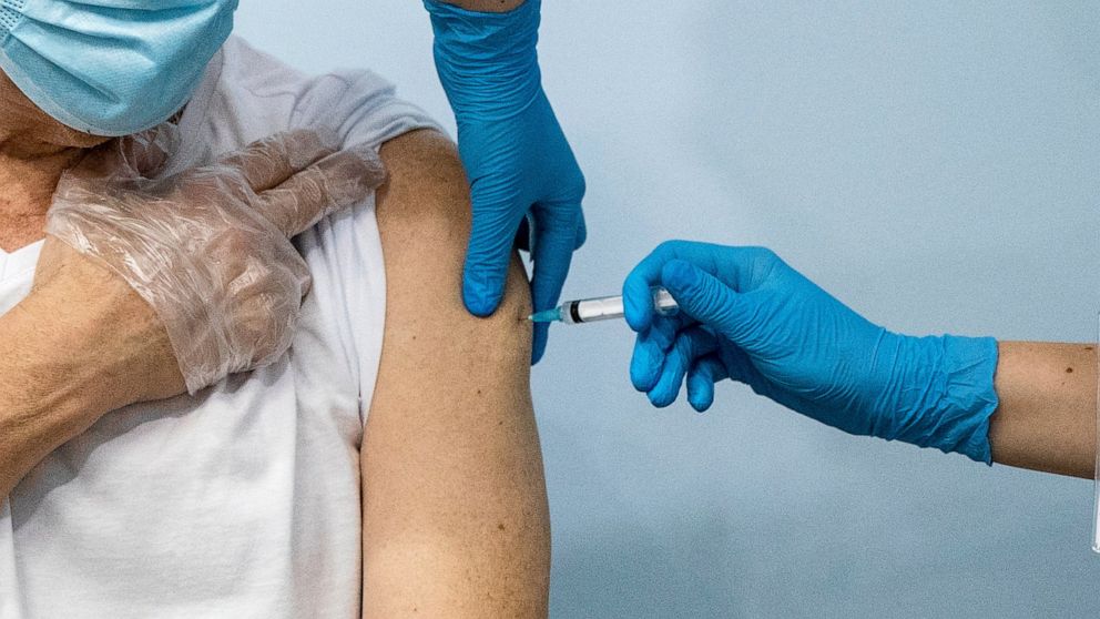 В регионах России вакцинация стала обязательной для многих работников