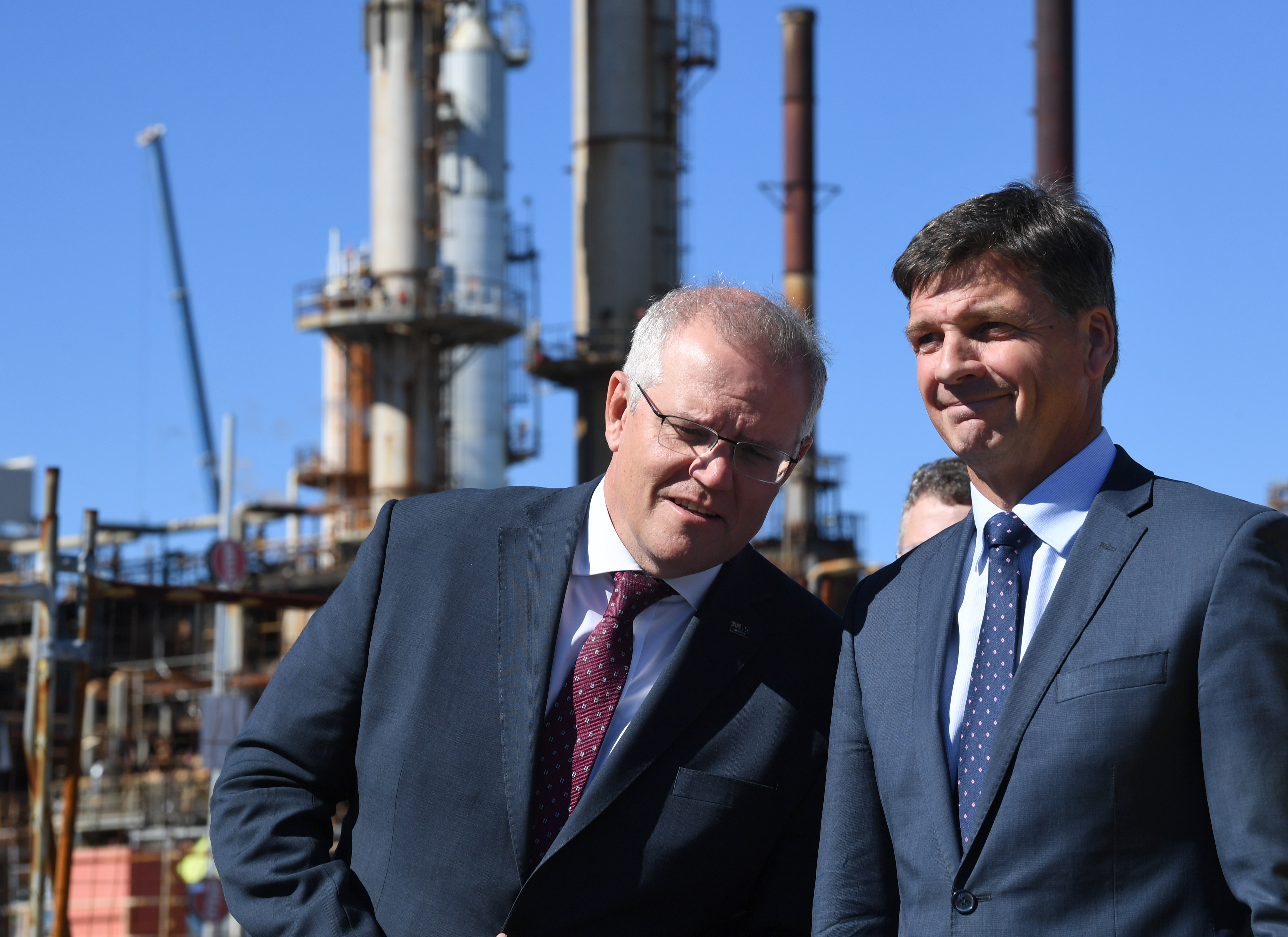 Скотт Моррисон (слева) и министр энергетики Ангус Тейлор (справа) во время посещения нефтеперерабатывающего завода Ampoule Lyton в Брисбене, понедельник, 17 мая 2021 года. 