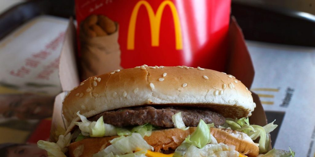 Женщина подала в суд на McDonald's, заявив, что из-за рекламы гамбургеров она прервала завтрак