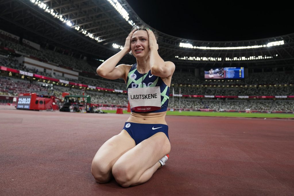 Россиянка Ласицкене, прыгун, выиграла свое первое золото ОКР на беговой дорожке