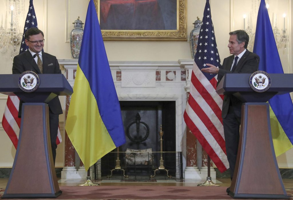 Соединенные Штаты стремятся найти баланс, поскольку нарастают опасения по поводу возможного вторжения России в Украину.