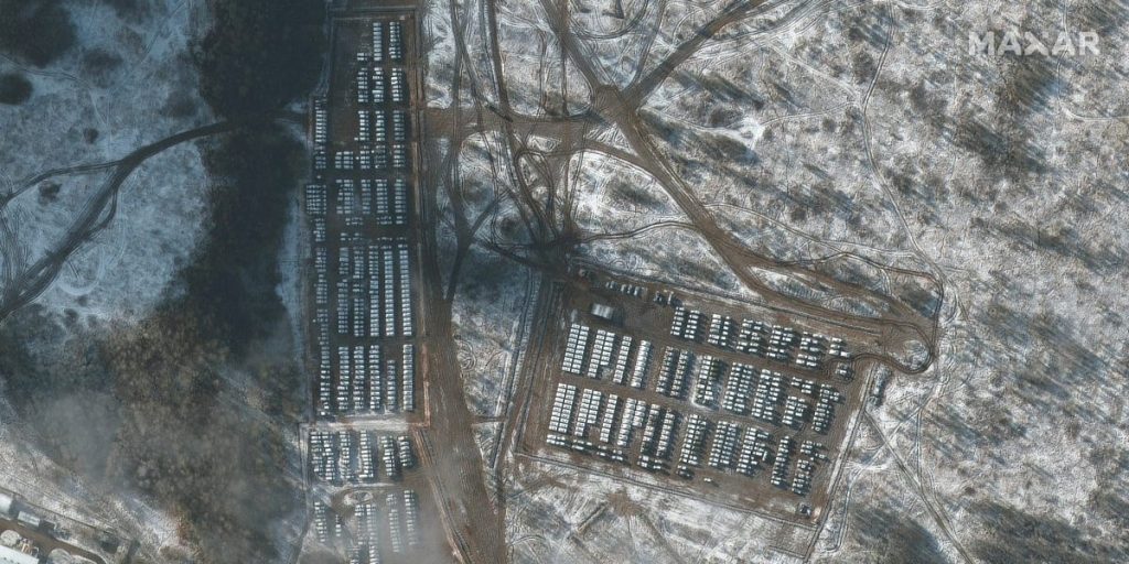 Спутниковые снимки показывают, что наращивание российских войск вызывает опасения перед вторжением