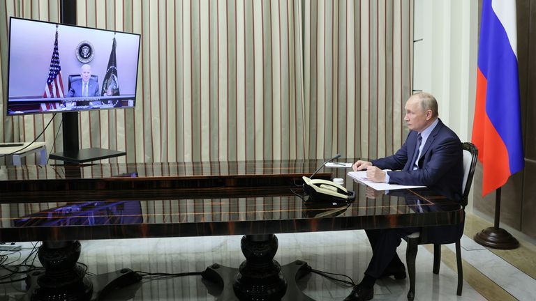 Путин разговаривает с Байденом в Сочи, Россия, 7 декабря 2021 г.