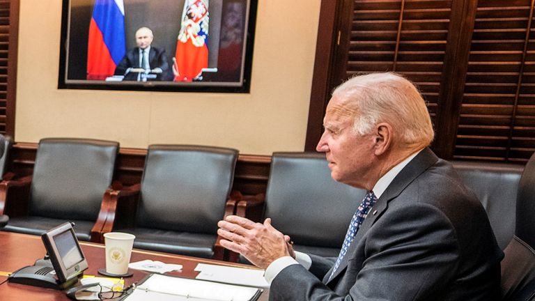 Джо Байден разговаривает с Владимиром Путиным по видеосвязи 