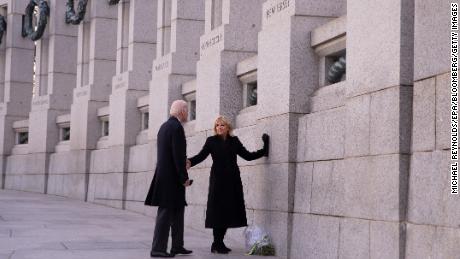 Президент Джо Байден и первая леди Джилл Байден посещают Мемориал Второй мировой войны в Вашингтоне, 7 декабря 2021 года. 