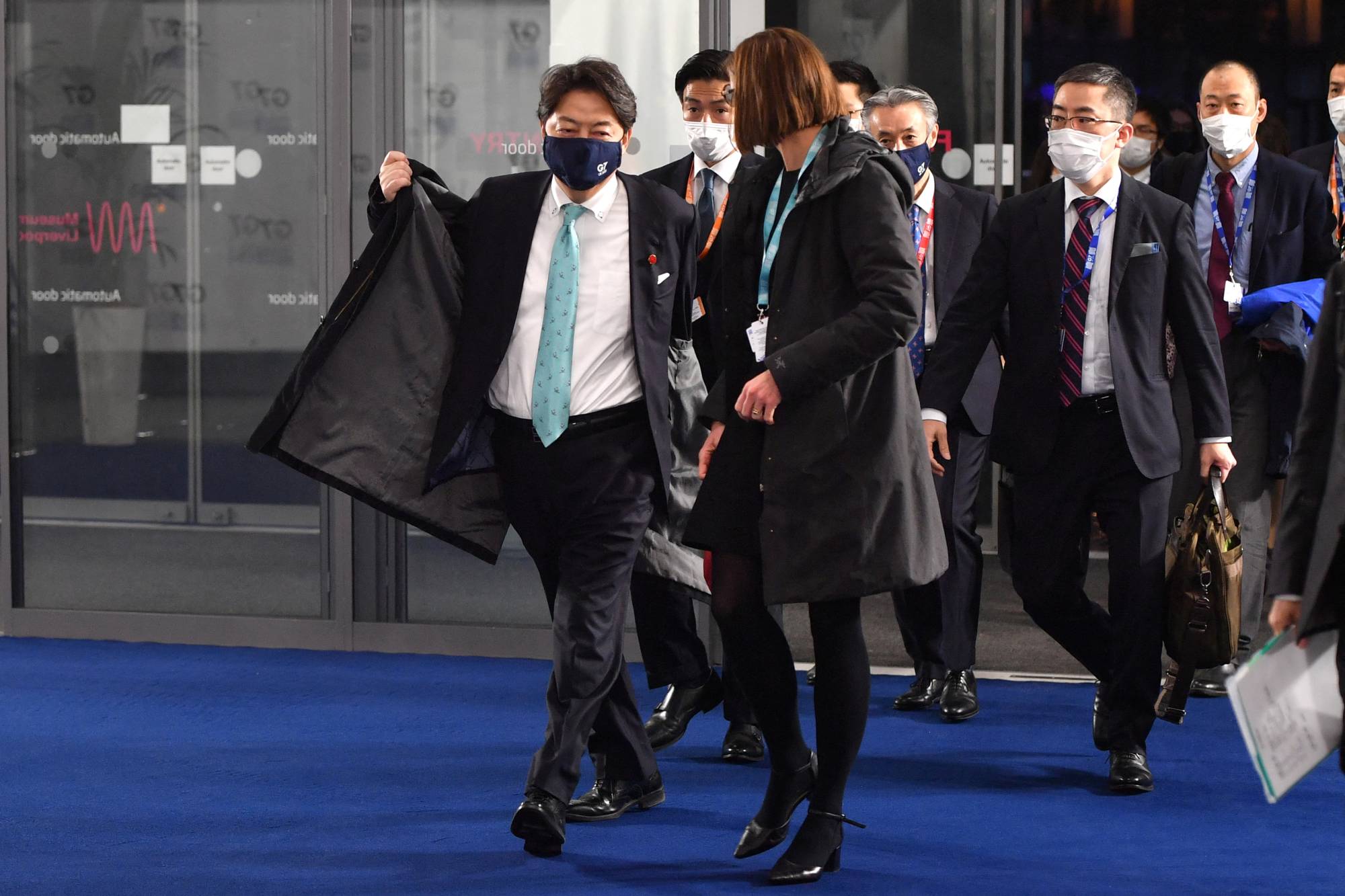 Министр иностранных дел Японии Ёсимаса Хаяси прибыл в последний день встречи министров иностранных дел и развития G7 в Ливерпуль в воскресенье.  |  бассейн / через Reuters