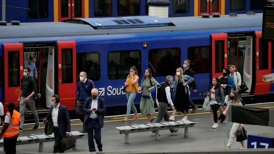Новости в прямом эфире: билеты на поезда в Великобритании выросли почти на 4% с марта