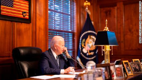 На этой фотографии, предоставленной Белым домом, президент Джо Байден разговаривает по телефону с президентом России Владимиром Путиным из своей частной резиденции в Уилмингтоне, Дейл.  Четверг, 30 декабря 2021 г. 