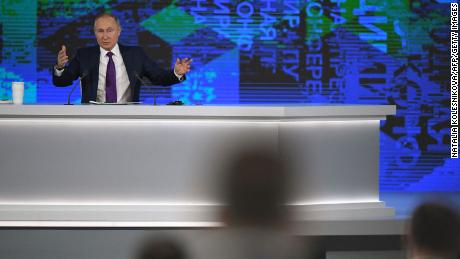 Президент России Владимир Путин проводит свою ежегодную пресс-конференцию в выставочном зале Манег в центре Москвы 23 декабря 2021 года. 