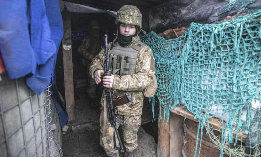 Украинский солдат в окопе под Мариуполем Донецкой области Украины.