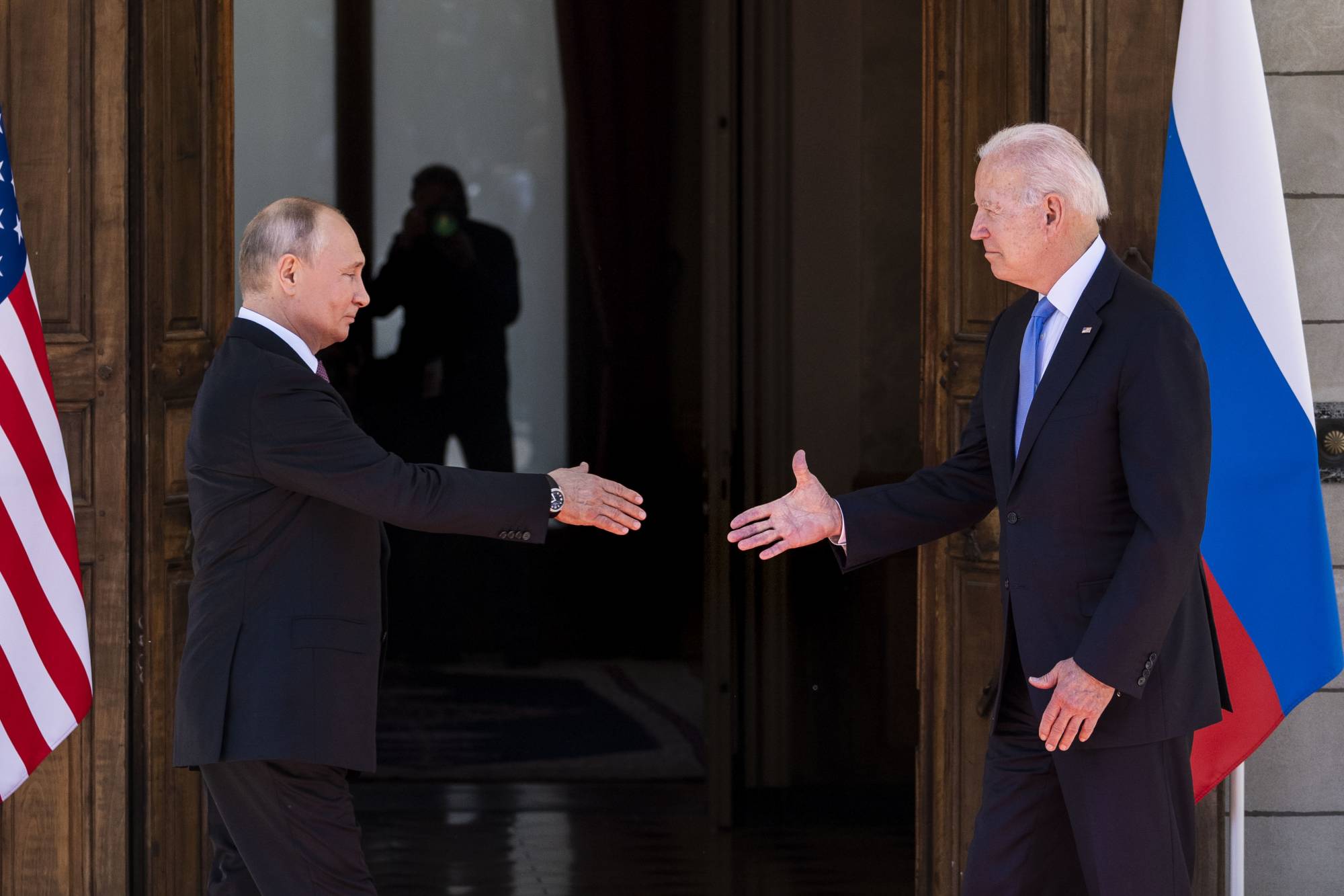 Президент США Джо Байден приветствует президента России Владимира Путина перед встречей в Женеве 16 июня |  Дуг Миллс / The New York Times