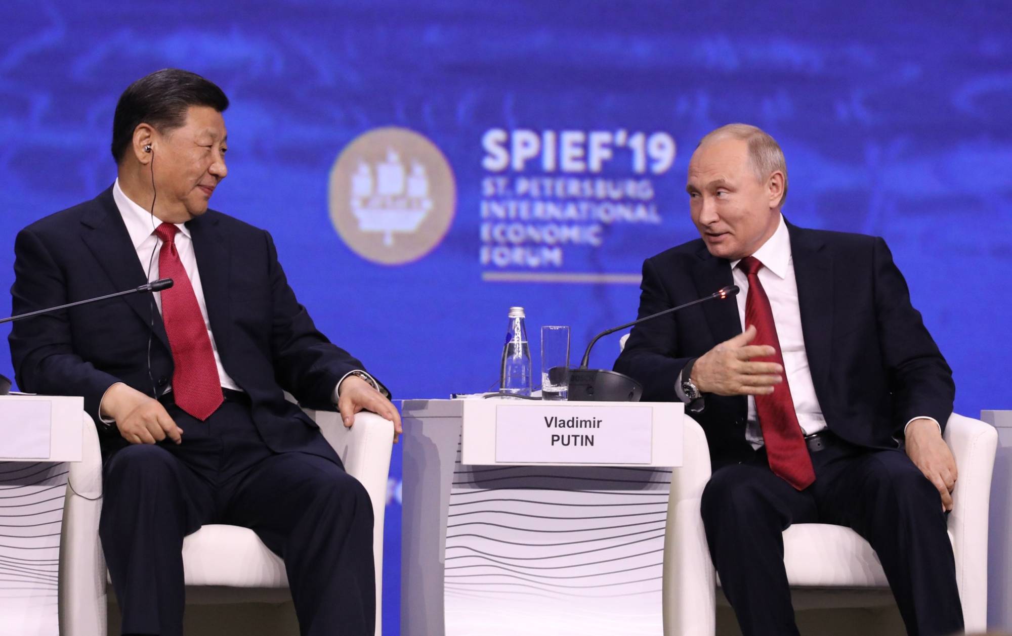 Владимир Путин сидит рядом с Си Цзиньпином во время Петербургского международного экономического форума (ПМЭФ) в Санкт-Петербурге в июне 2019 года. |  Блумберг