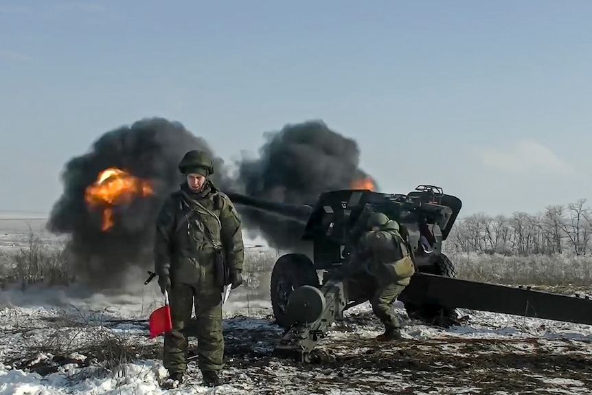 Русские солдаты стреляют из гаубицы.