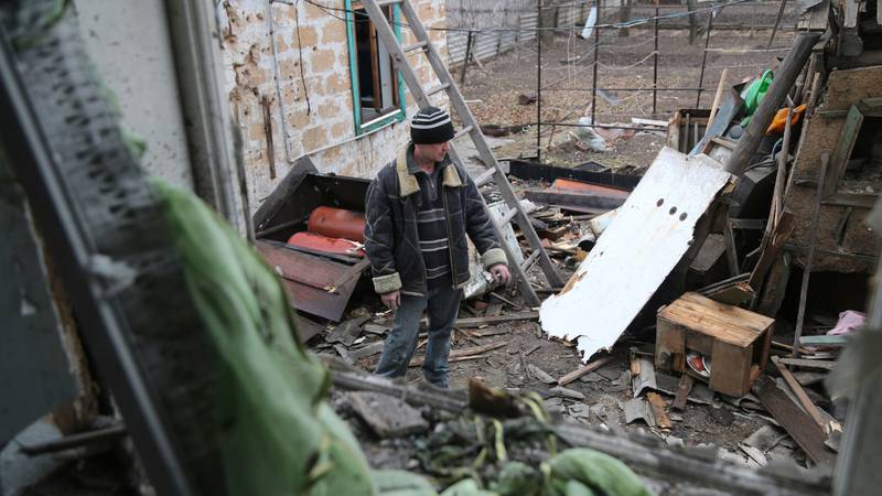 Местный житель стоит среди руин своего дома после украинского обстрела территории, контролируемой пророссийскими боевиками на востоке Украины.