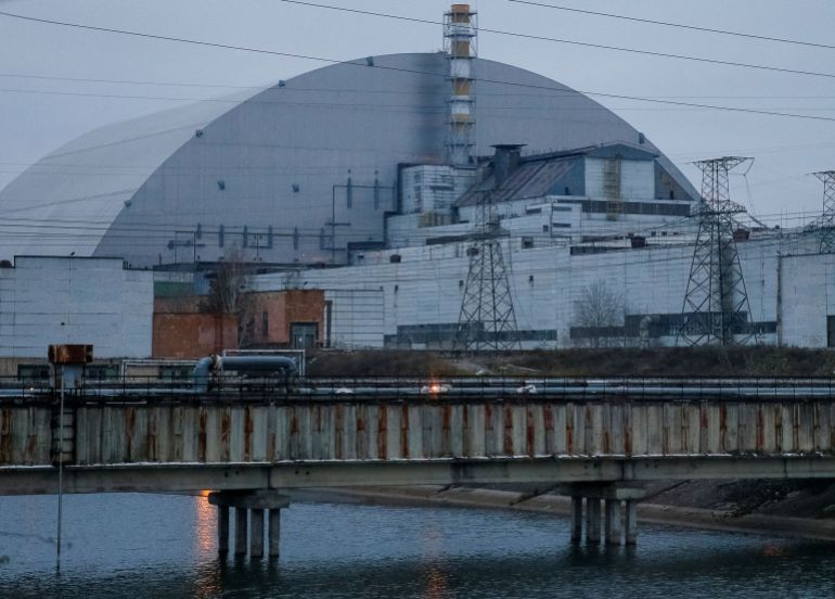 Общий вид показывает новую конструкцию безопасного конфайнмента (НБК) над старым саркофагом, закрывающим поврежденный четвертый реактор Чернобыльской АЭС, в Чернобыле, Украина.