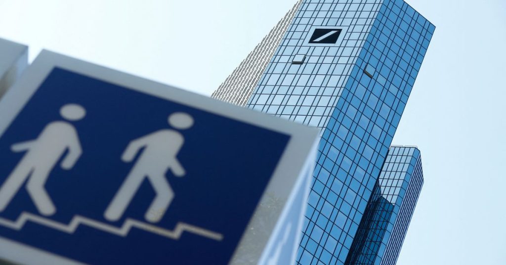 Deutsche Bank получил выговор за то, что остался в России, поскольку другие уволились
