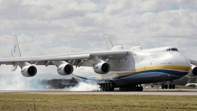 Антонов Ан-225 «Мрия» — самый большой в мире и единственный в своем роде — приземляется в аэропорту Перта на взлетно-посадочной полосе 21. 15 мая 2016 г. Фото: Данелла Бевис The West Australian