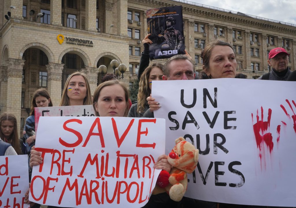 Украинцы умоляют спасти Мариуполь, Россия медленно продвигается вперед