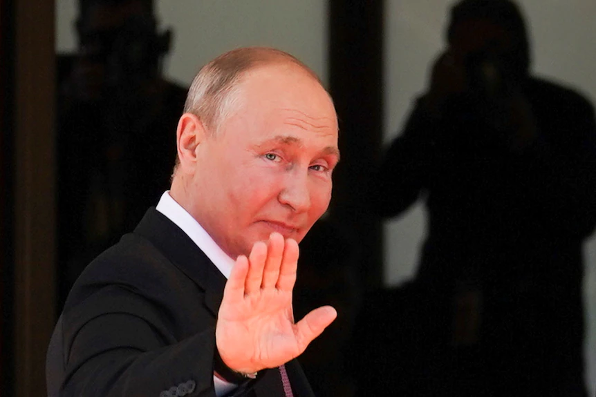 Владимир Путин поднял руку