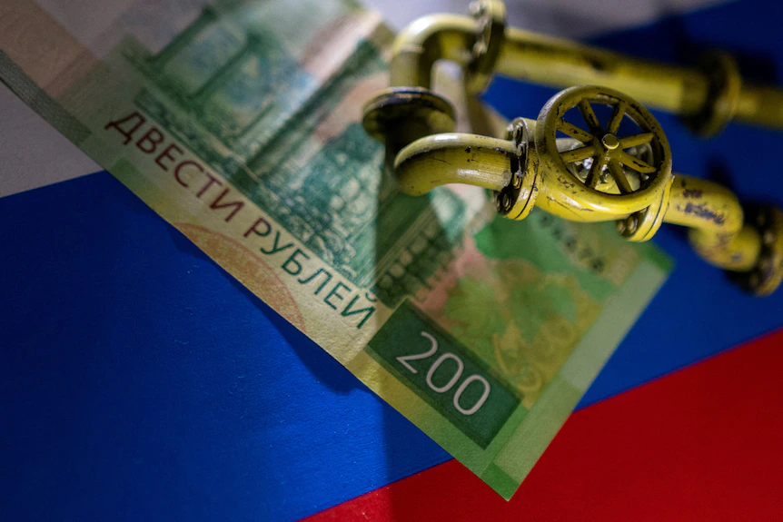 Модель газопровода размещена на российских бумажных деньгах и флаге.