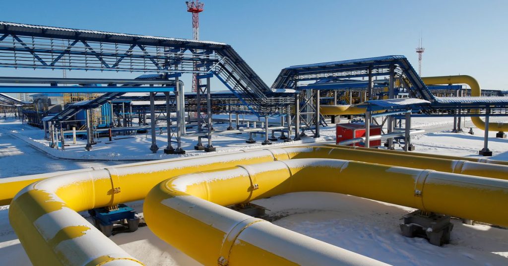 Украина приостанавливает транспортировку крупного российского газа в Европу, обвиняя Москву