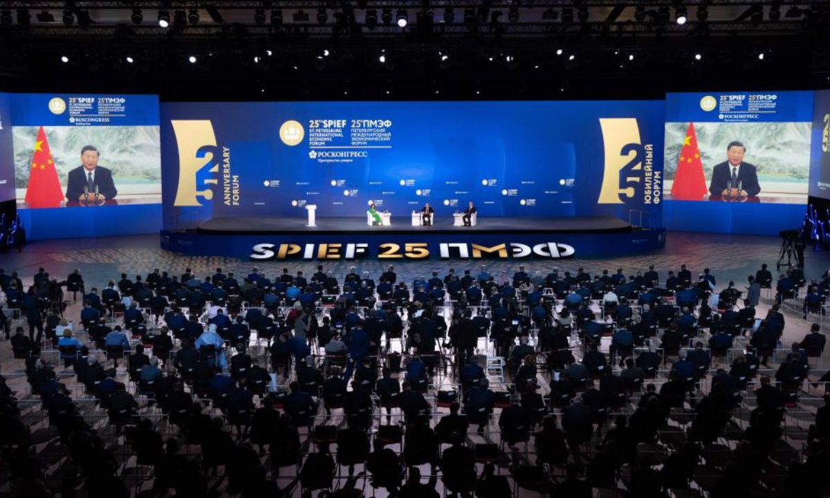 Председатель КНР Си Цзиньпин принимает участие и выступает на пленуме 25-го Петербургского международного экономического форума в виртуальной форме по приглашению, 17 июня 2022 г. Фото: Синьхуа