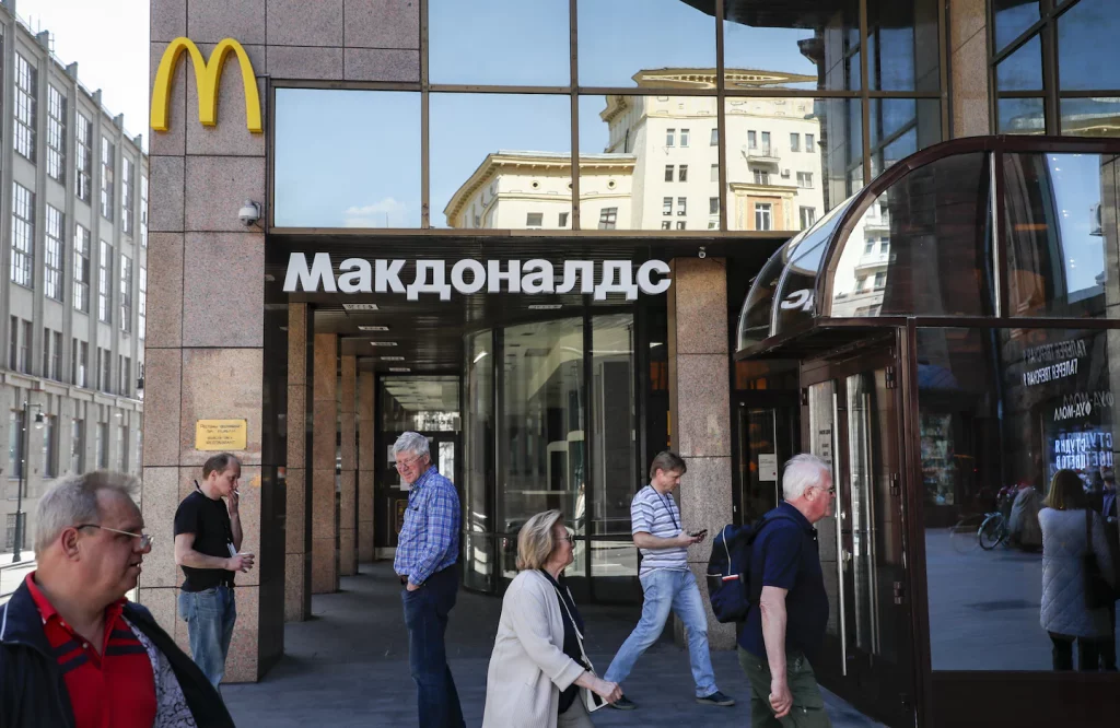 Россия строит «веселую и вкусную» альтернативу McDonald’s