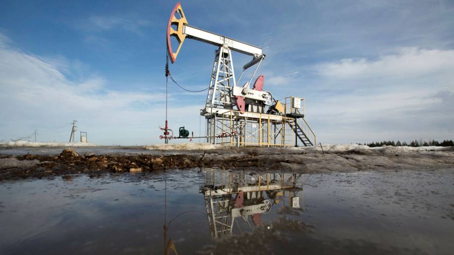 Запад ослабляет усилия по ограничению торговли российской нефтью на фоне роста инфляции и энергетических рисков