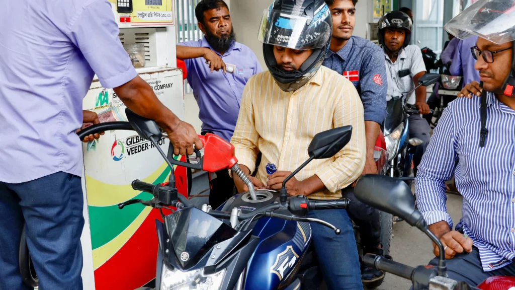 Бангладеш ищет у России дешевую нефть для борьбы с продолжающимся экономическим кризисом