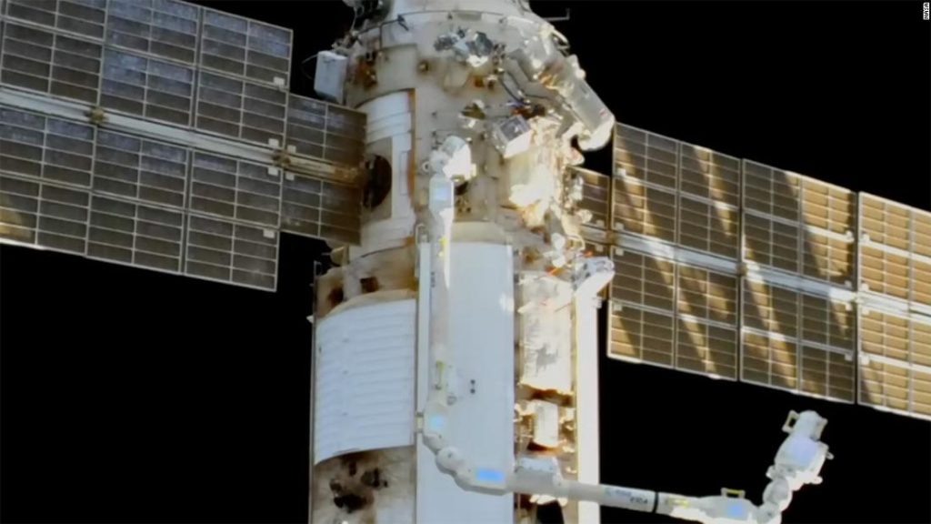 Выход в открытый космос сократили из-за проблемы со скафандром российского космонавта