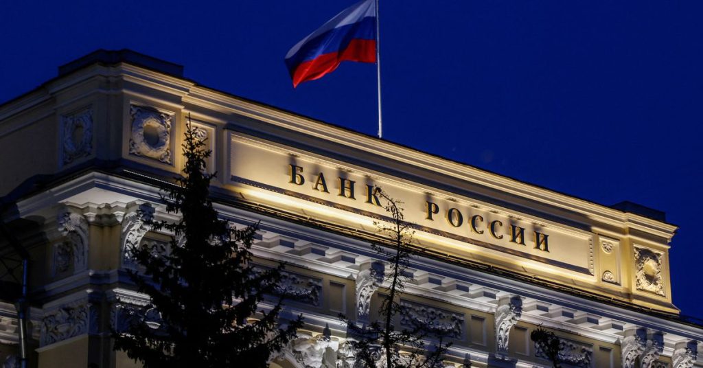Российский коммерческий банк рекомендует компаниям конвертировать свои запасы в «неподходящей» иностранной валюте