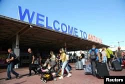 Туристы, прибывающие в основном из России, отправляются из терминала прибытия в международном аэропорту Анталии в средиземноморском туристическом городе Анталия, Турция, 22 сентября 2022 года.
