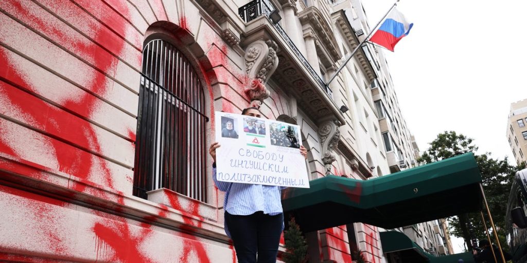 Консульство России в Нью-Йорке подверглось вандализму, возможна предвзятость: полиция
