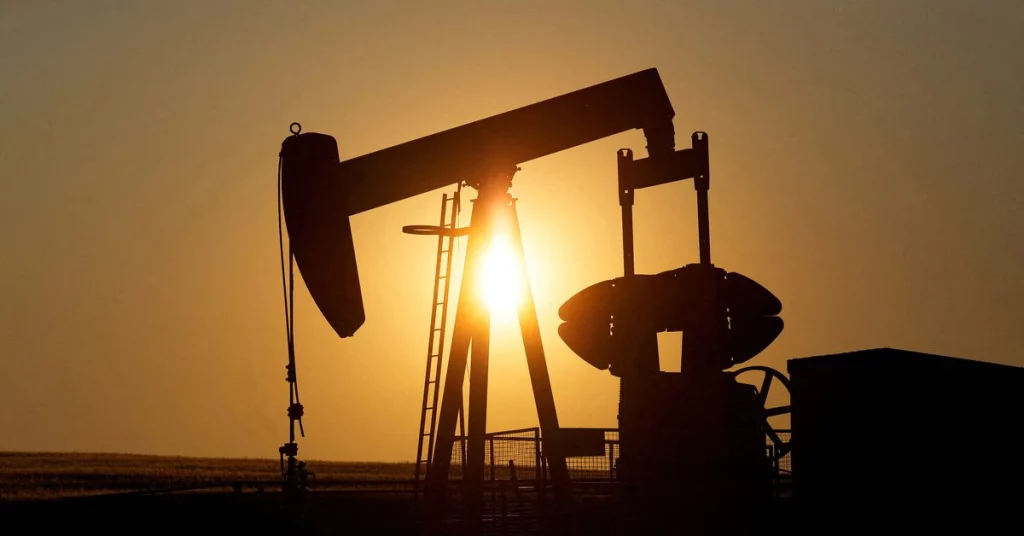 Нефть опустилась ниже 90 долларов на фоне усиления опасений рецессии