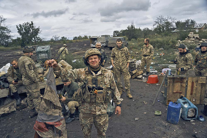 Украина усиливает давление на бегущие российские войска