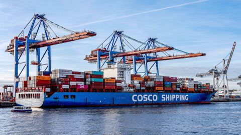 26 октября контейнеровоз Cosco Shipping пришвартовался к контейнерному терминалу Tollerort, принадлежащему HHLA, в порту Гамбурга, Германия.