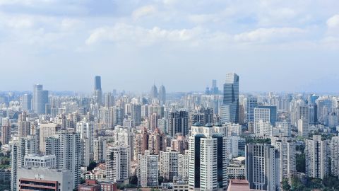 Вид с воздуха на городской пейзаж Шанхая 25 сентября.  Ранее в этом году город подвергся многомесячному карантину из-за Covid. 