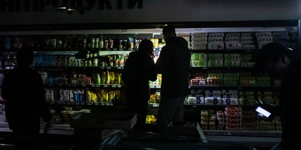 Украинцы живут во тьме после российских энергоатак