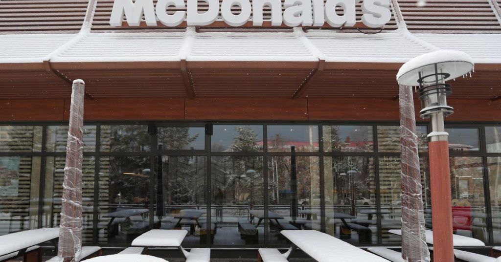 ЭКСКЛЮЗИВ - Источники: Казахстанский McDonald's временно закрыл свои магазины после прекращения поставок из России