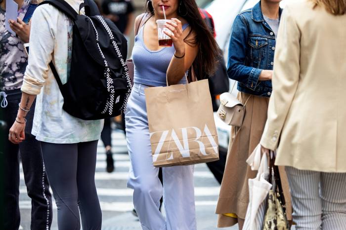 Покупательница с сумкой Zara в Нью-Йорке.