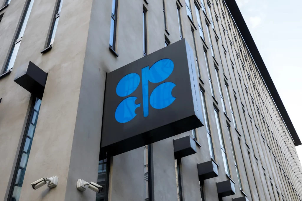 Корректировка цен на нефть в ОПЕК+ не проводится, поскольку потолок цен в России создает неопределенность