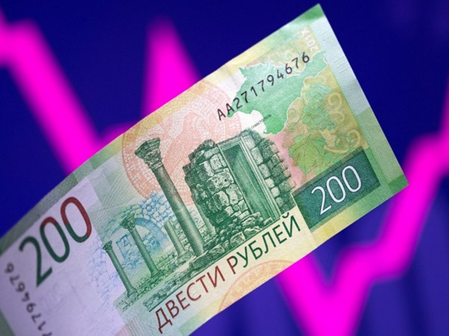 Российский рубль упал ниже 66 по отношению к доллару, самого низкого уровня с мая.